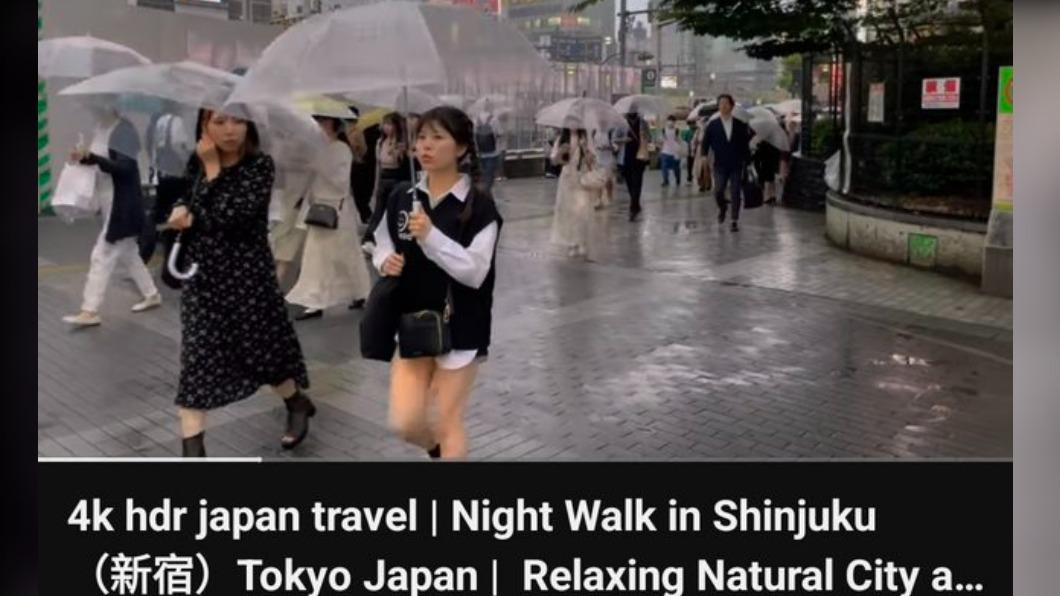 網友發現日本街頭很多人都拿透明傘。(圖/翻攝自Travel at Home YouTube)