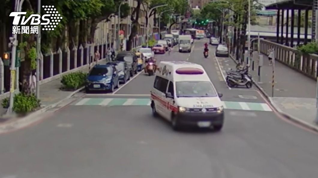警消將命危的林翁送醫急救。（圖／TVBS）