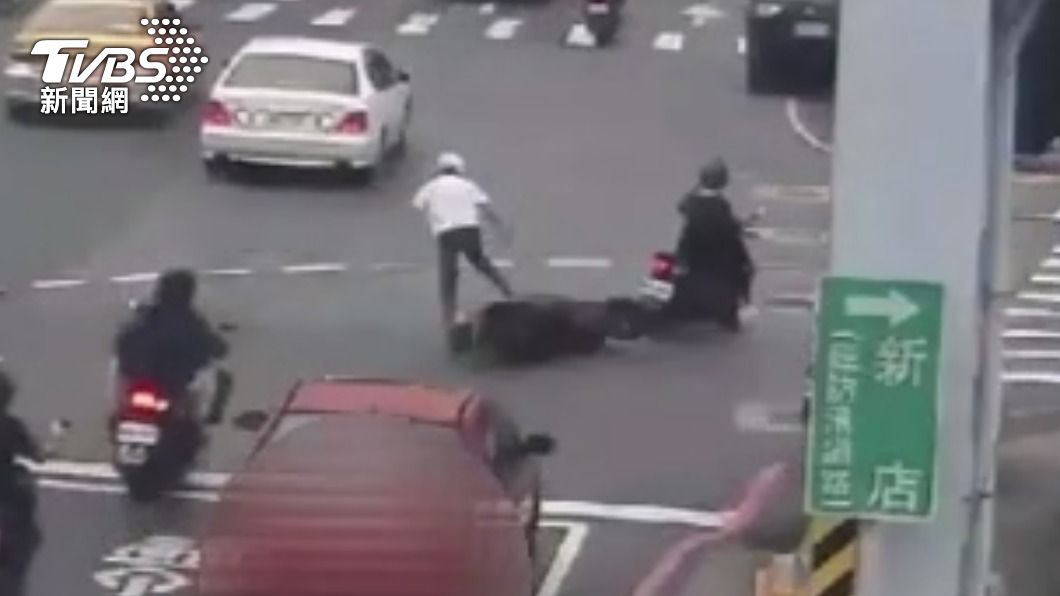 有片/這技術!機車路口擦撞 男「丟車小跑步」化解摔車
