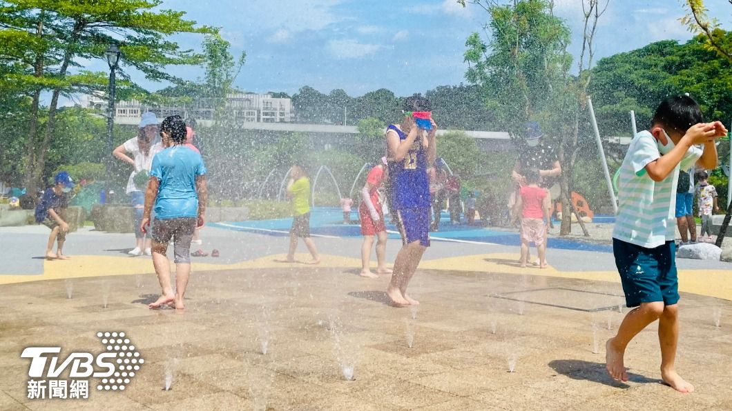 新店陽光遊戲場水樂園 讓小孩從空中玩到水中(圖/新北市政府)