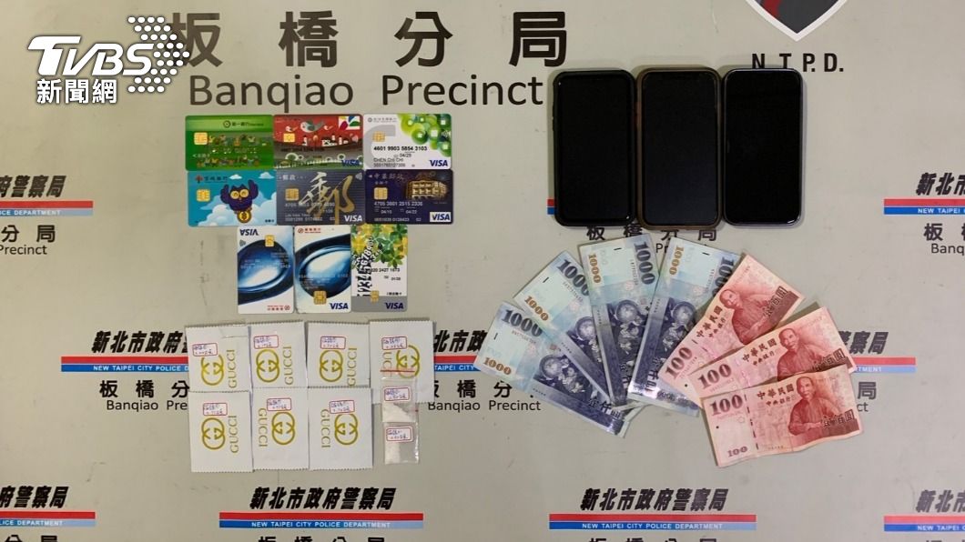 警方查扣提款卡、贓款、毒咖啡包等證物。(圖/TVBS)