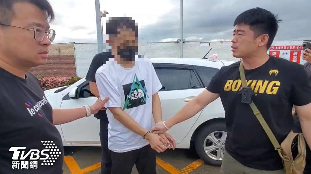沈男被上銬帶走。(圖/TVBS)