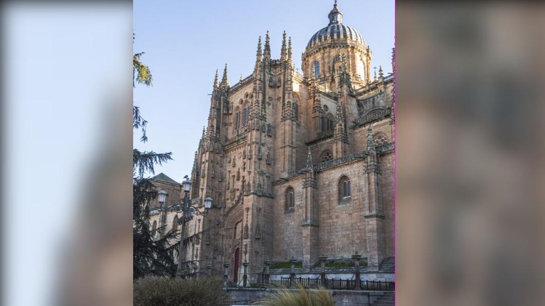 薩拉曼卡舊主教座堂(Catedral Vieja de Santa María)最早可追朔到12世紀。(圖/翻攝自《每日星報》)