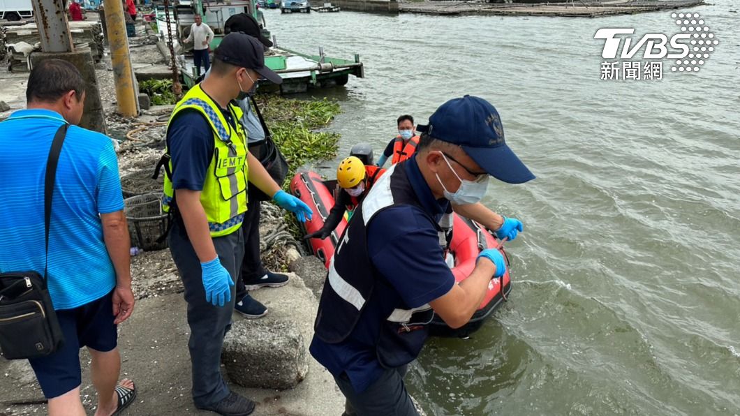 東石舊漁港發現男性浮屍,警消協力撈起遺體 。(圖/嘉義縣消防局提供)