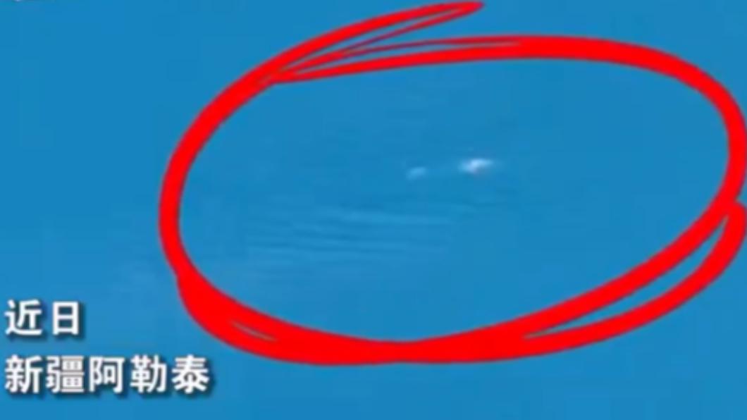 民眾拍到在湖面快速移動的不明生物,掀起白色水花。(圖/翻攝自微博)