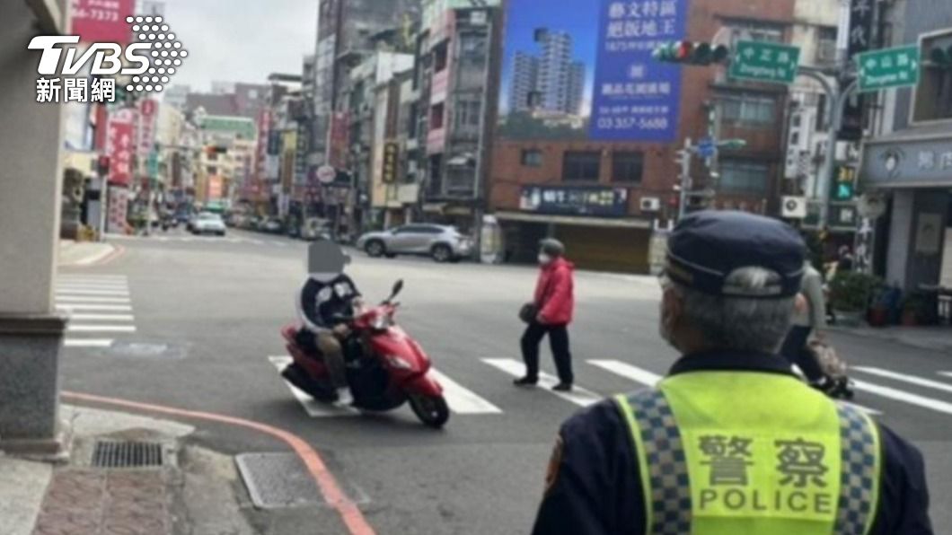 警方針對路口未禮讓行人的違規案件強勢取締。(圖/警政署提供)