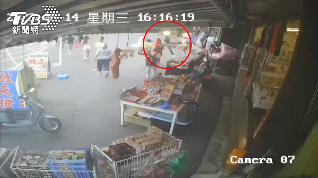 十分老街女導遊提醒「車不能進」遭飛踢
