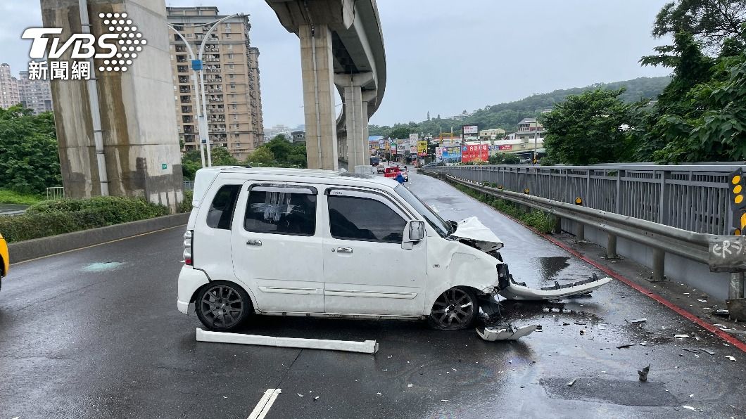 開車自撞護欄!淡水男一吹酒測值爆表 遭上銬竟怨「肝不好」