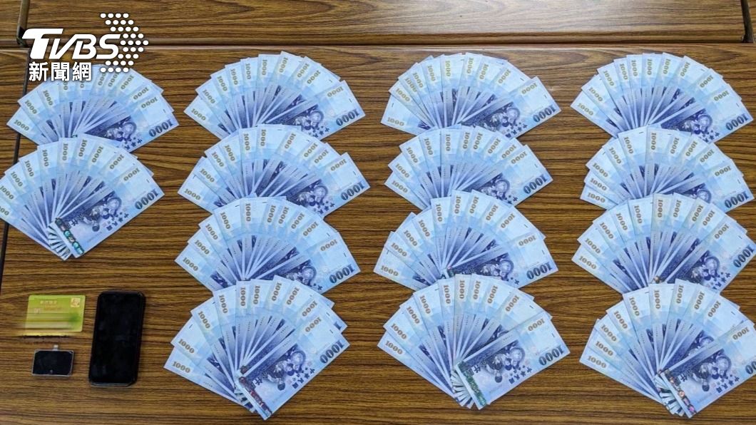 警方查扣大量現金。(圖/TVBS)