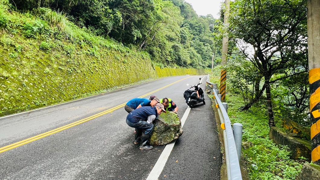 苗栗南庄蓬萊村124線落石擋道　警民合力移除