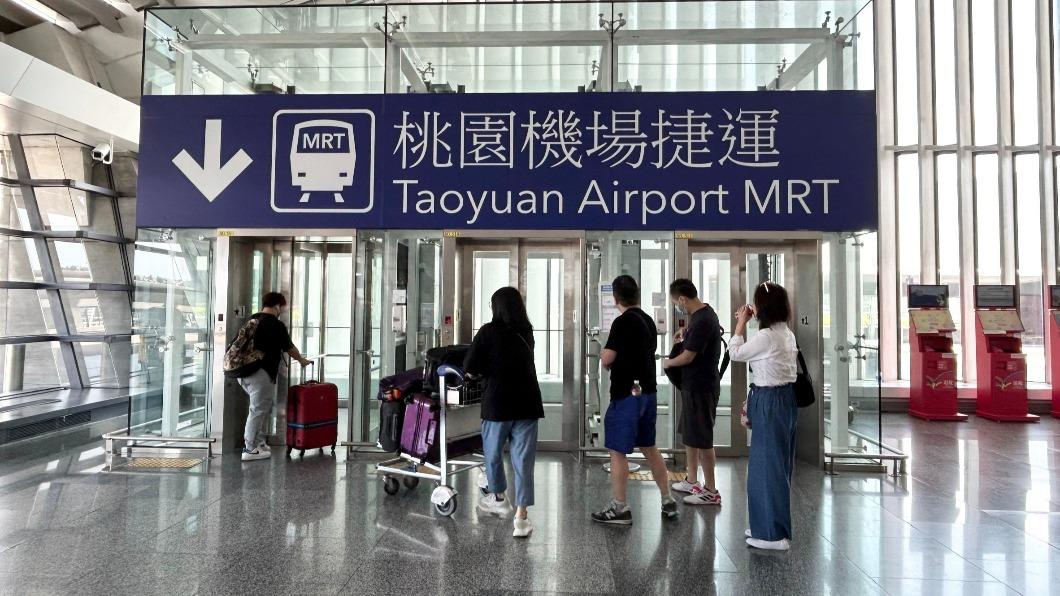 入境旅客可多搭乘機場捷運或客運巴士等大眾運輸工具。(圖/桃機公司提供)