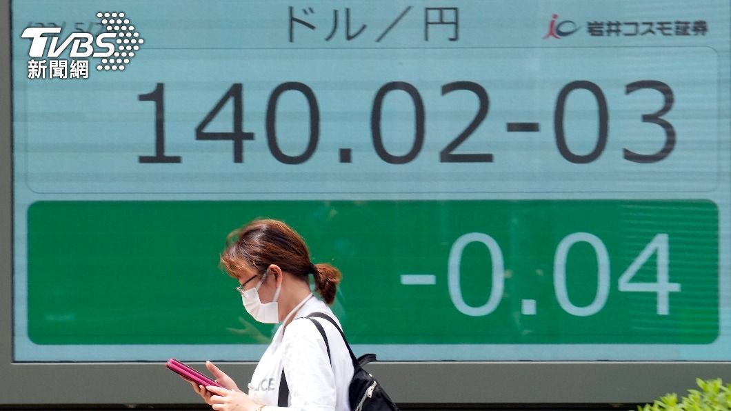今年5月時日圓也一度貶破140關卡,日本政府與日銀緊急進行了一次臨時會議。(圖/達志影像美聯社)