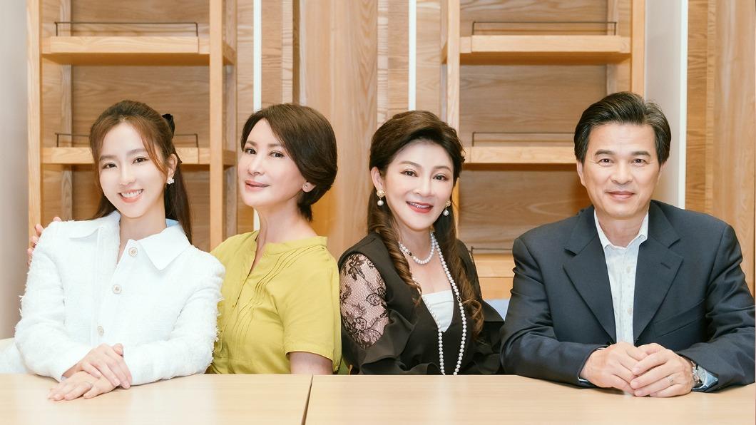 陳亞蘭透露自己是左臉人,王彩樺是右臉人。(圖/TVBS)