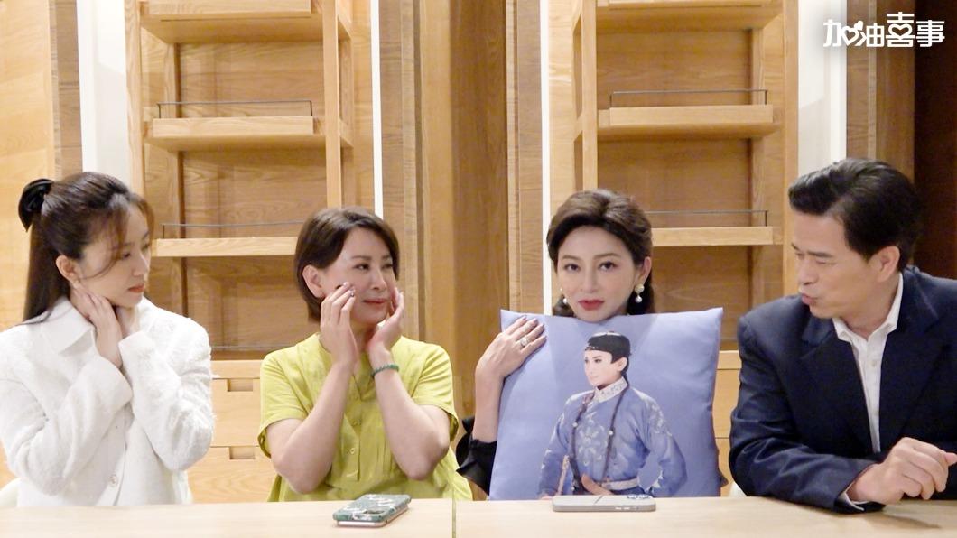 王彩樺透露每天抱著陳亞蘭飾演的「嘉慶君」抱枕睡覺。(圖/TVBS)