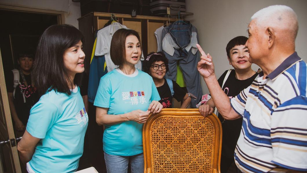 謝玲玲（左二）仔細聆聽長者的生活困擾。（圖／台灣優質生命協會提供）