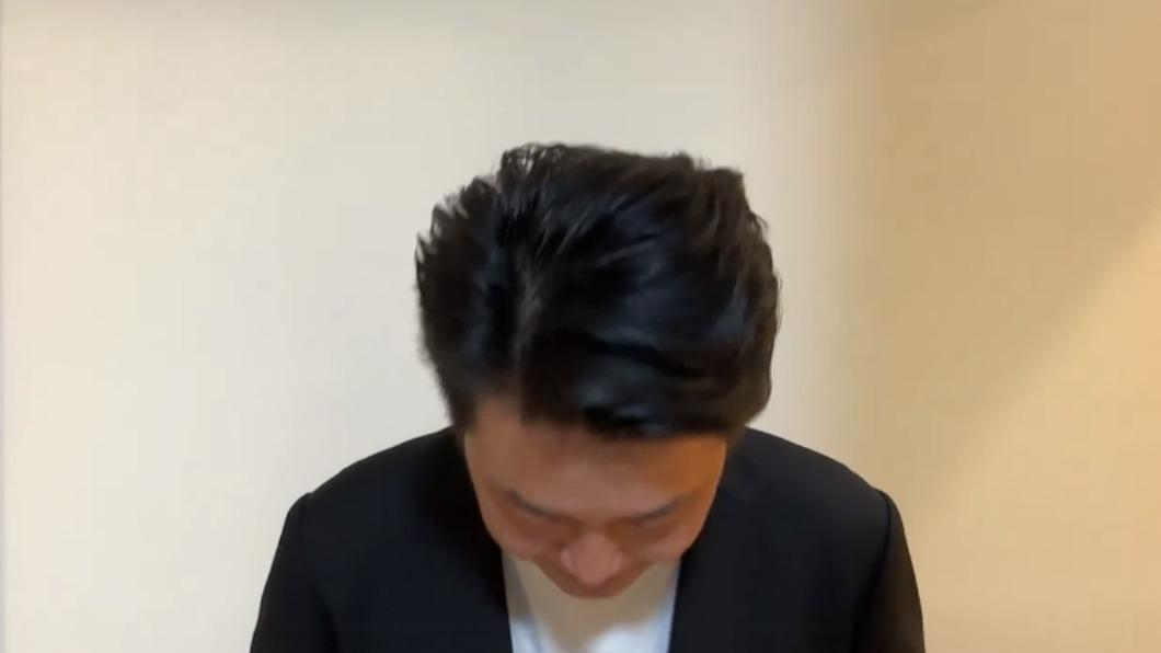 陳柏惟晚間針對當事人鞠躬致歉。(圖/翻攝自陳柏惟臉書)