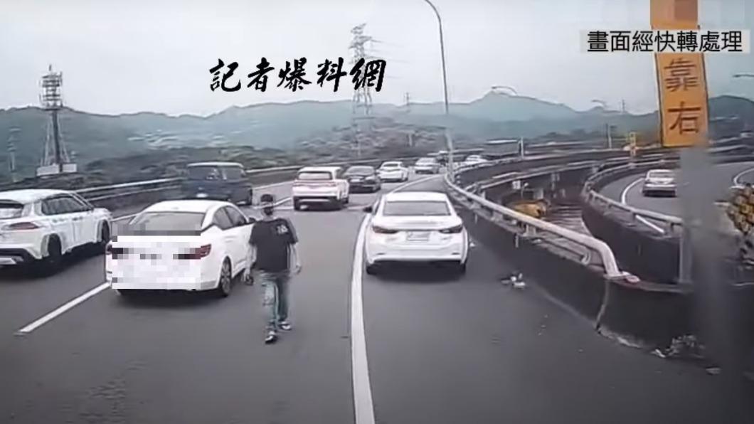 林男冒險走在車道上攔車。（圖／翻攝記者爆料網）