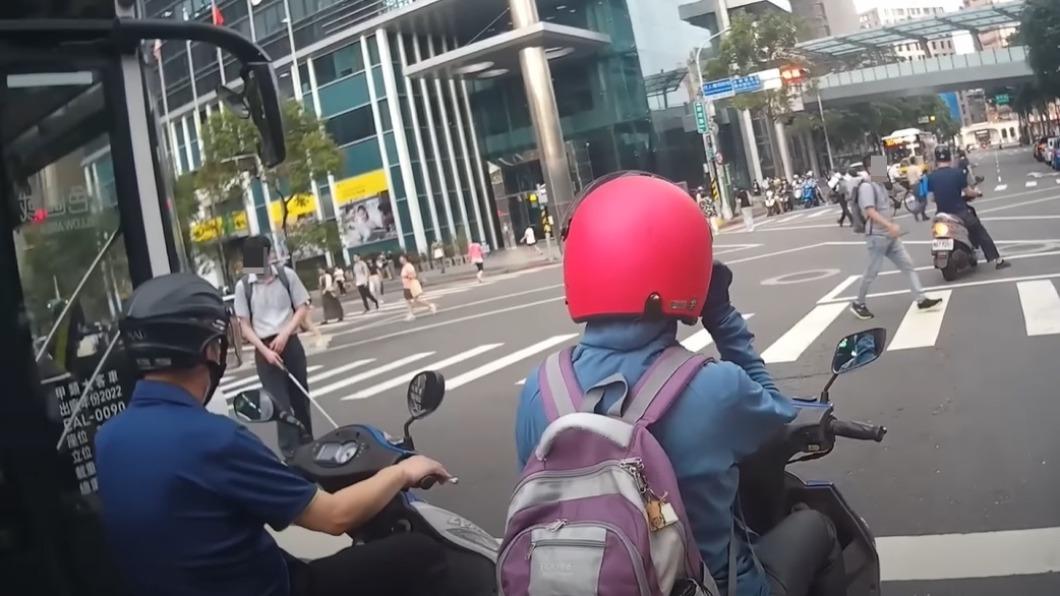 視障者「過馬路陷車陣」!騎士秒衝下車救援 17萬人感動