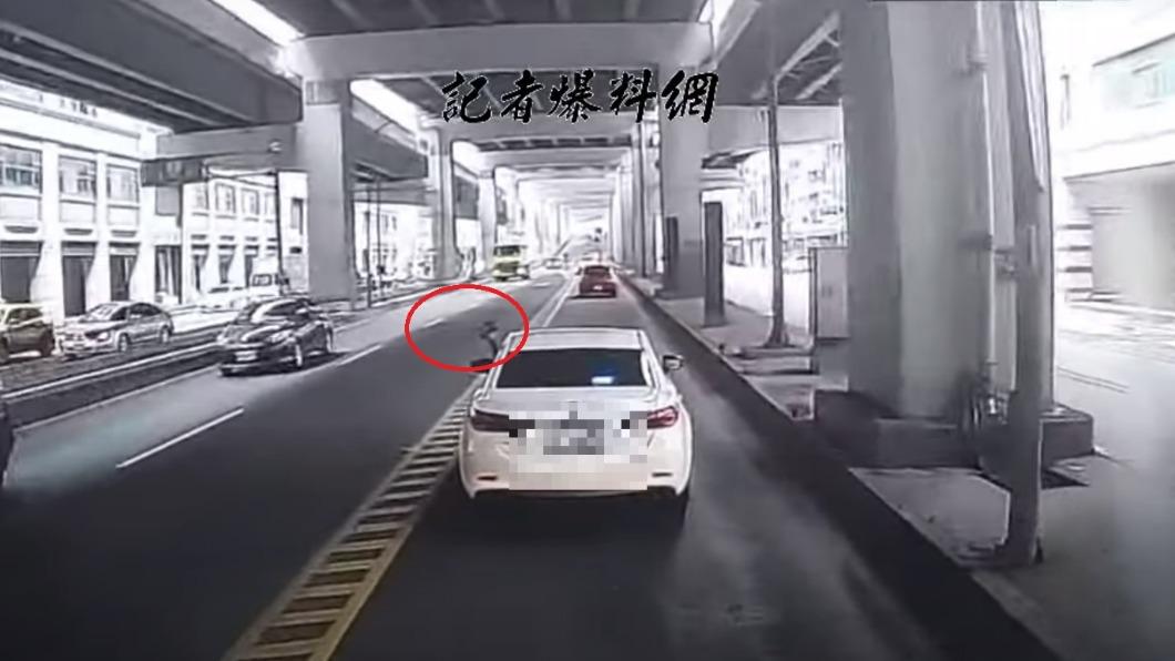 雙方發生行車糾紛，楊男不滿竟沿途亮皮包。（圖／翻攝記者爆料網）