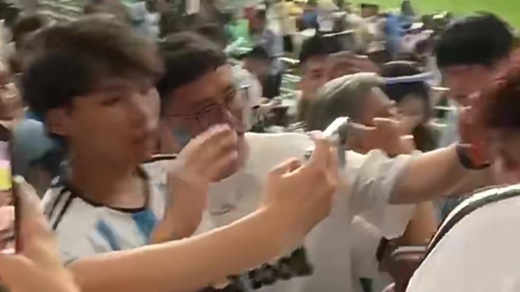 球迷抱梅西後在中國爆紅，很多人爭相合照。（圖／翻攝自bilibili）