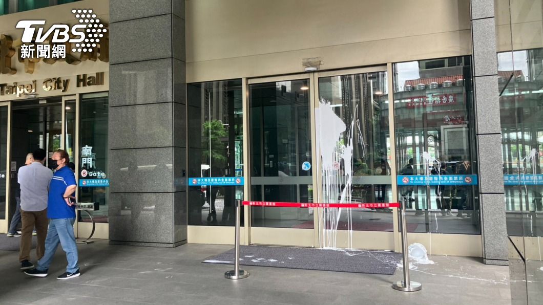 快訊/新北市府大門遭潑白漆 上班員工嚇壞急閃避