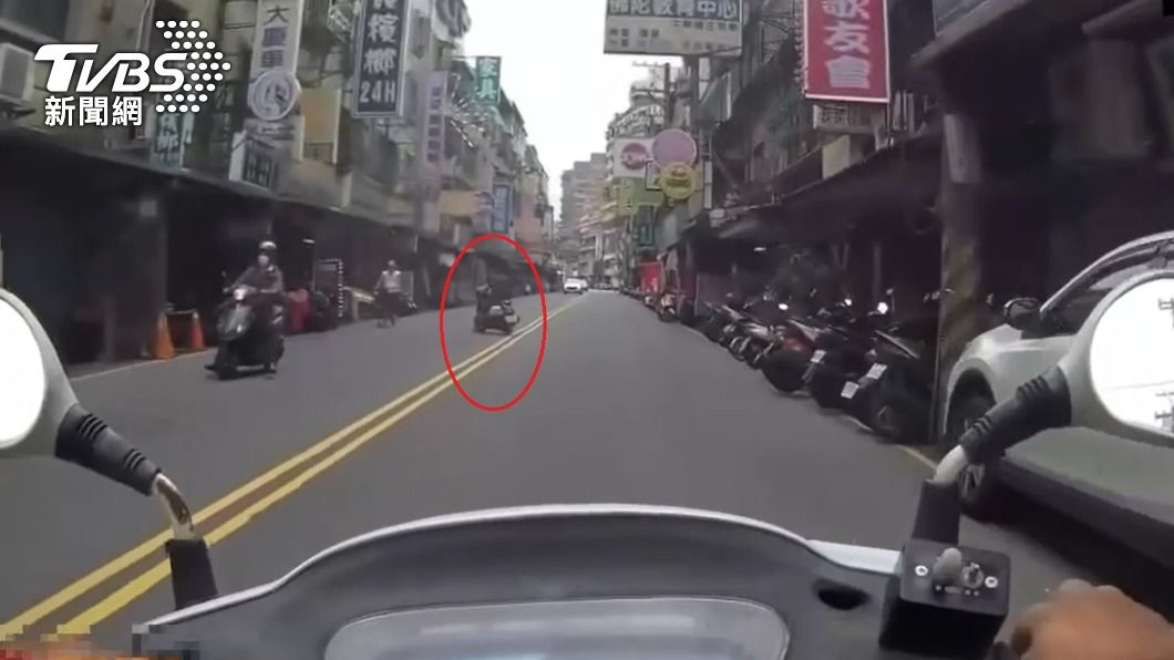 蔡男未戴安全帽還跨越雙黃線，違規過程全被警員直擊。（圖／TVBS）