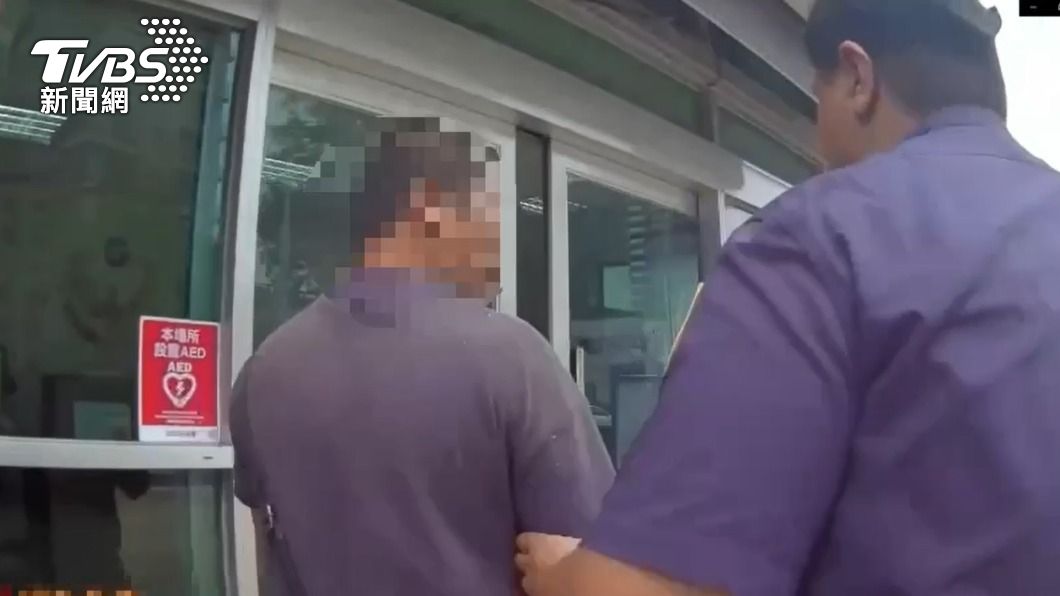 蔡姓男子被警方上銬帶回偵辦。（圖／TVBS）