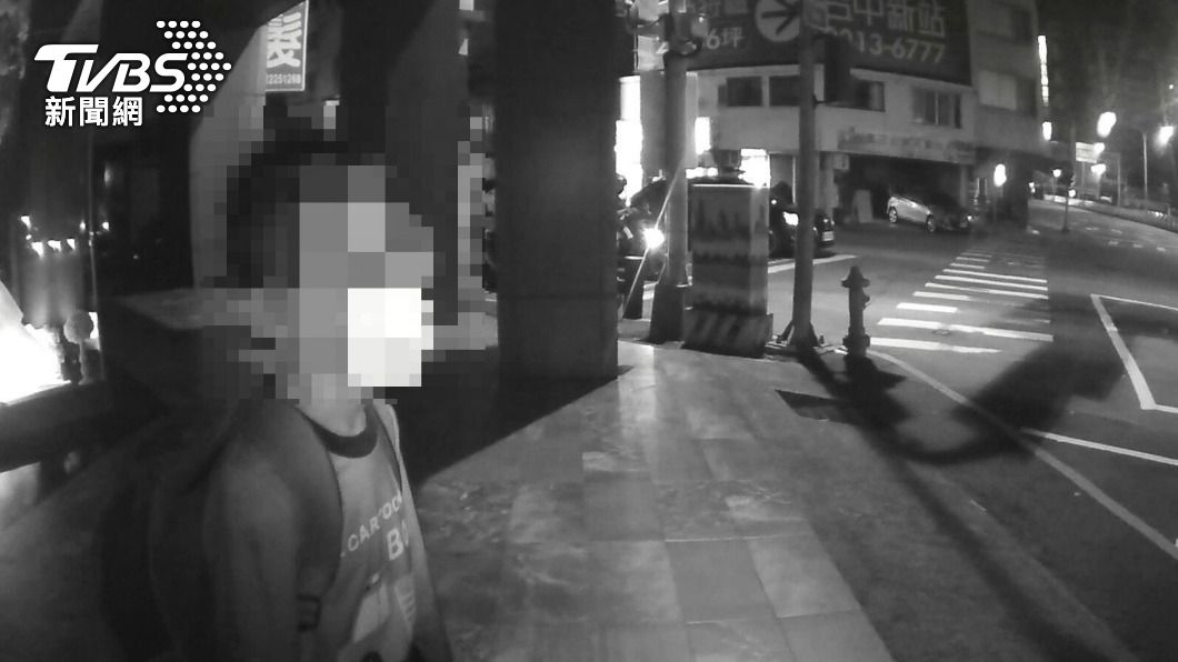 偷錢買零食請同學!男童怕挨罵 背書包徒步5公里離家出走