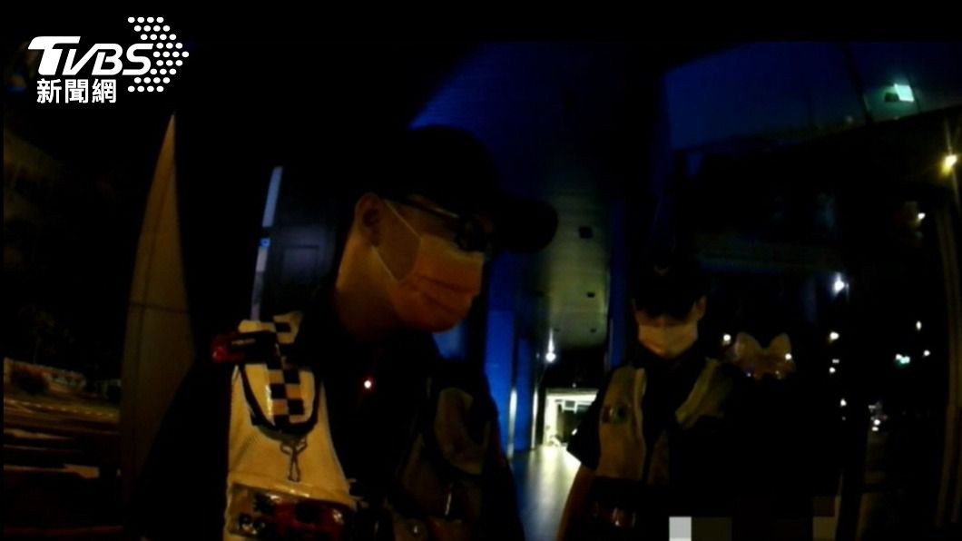 員警夜間巡邏發現張小弟。(圖/TVBS)