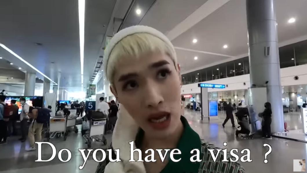 鍾明軒表示當海關人員問:「Do you have a visa(你有簽證嗎?)」意即問旅客「你有沒有小費?」(圖/翻攝自鍾明軒YT頻道)