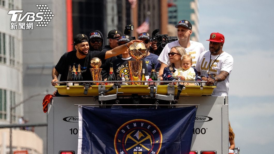 NBA/金塊奪冠遊行頻傳意外 約基奇妻子遭啤酒罐砸中臉部