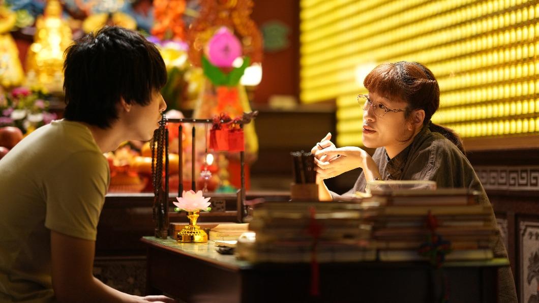 曾敬驊(左)在電影《我的麻吉4個鬼》中找上百白飾演的「發發大師」問事。(圖/甲上提供)