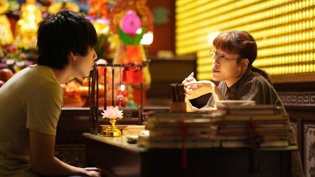 曾敬驊(左)在電影《我的麻吉4個鬼》中找上百白飾演的「發發大師」問事(圖/甲上娛樂提供)