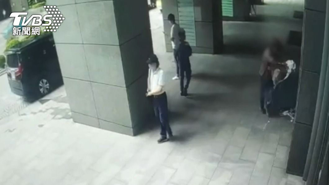 監視器拍下陳男犯案過程。(圖/TVBS)