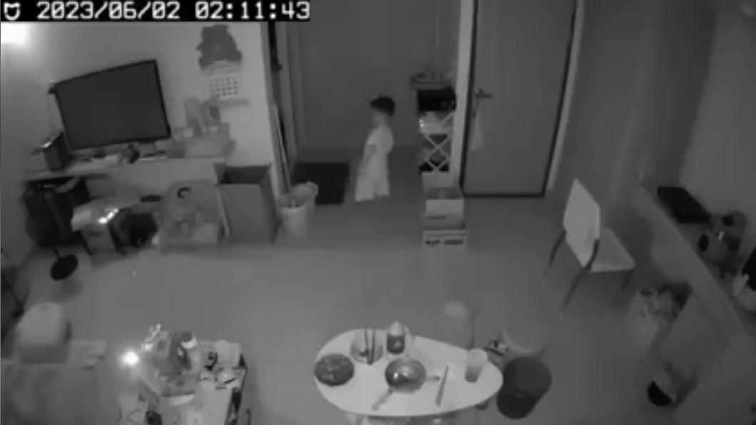 男童不斷望向廁所。(圖/翻社自靈異公社)
