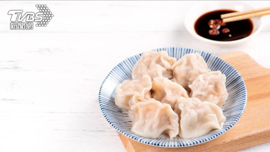 有網友點出煮水餃關鍵「重點是別讓餃子黏鍋，要不時輕輕攪一下」。（示意圖／shutterstock達志影像）