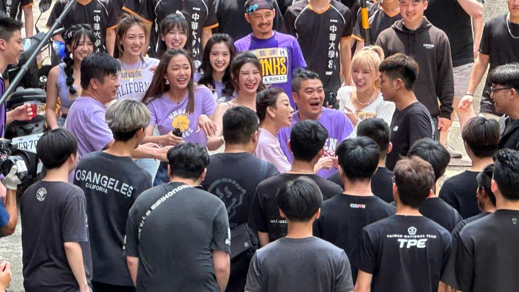 穿黑衣的同學們包圍在場藝人。（圖／民視提供）