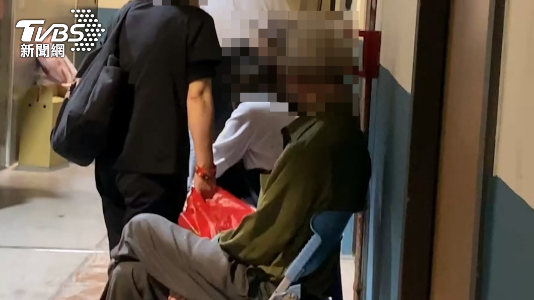 死者丈夫到殯儀館。（圖／吳俊緯攝）