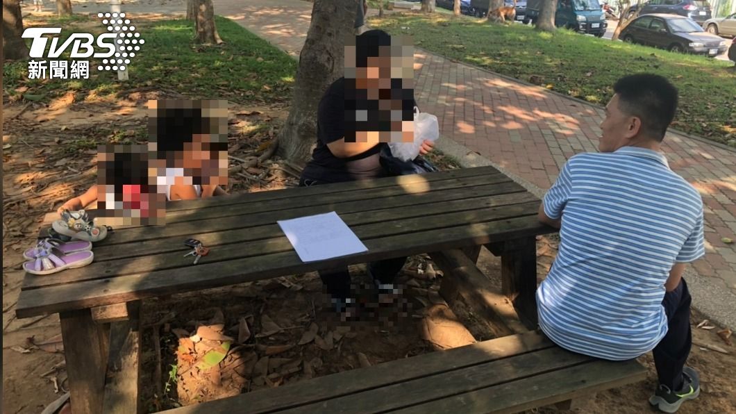陳所長在公園巧遇王女母子。（圖／TVBS）