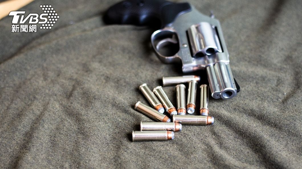 男子因無照持有槍枝被警方送辦。(示意圖/達志影像shutterstock)