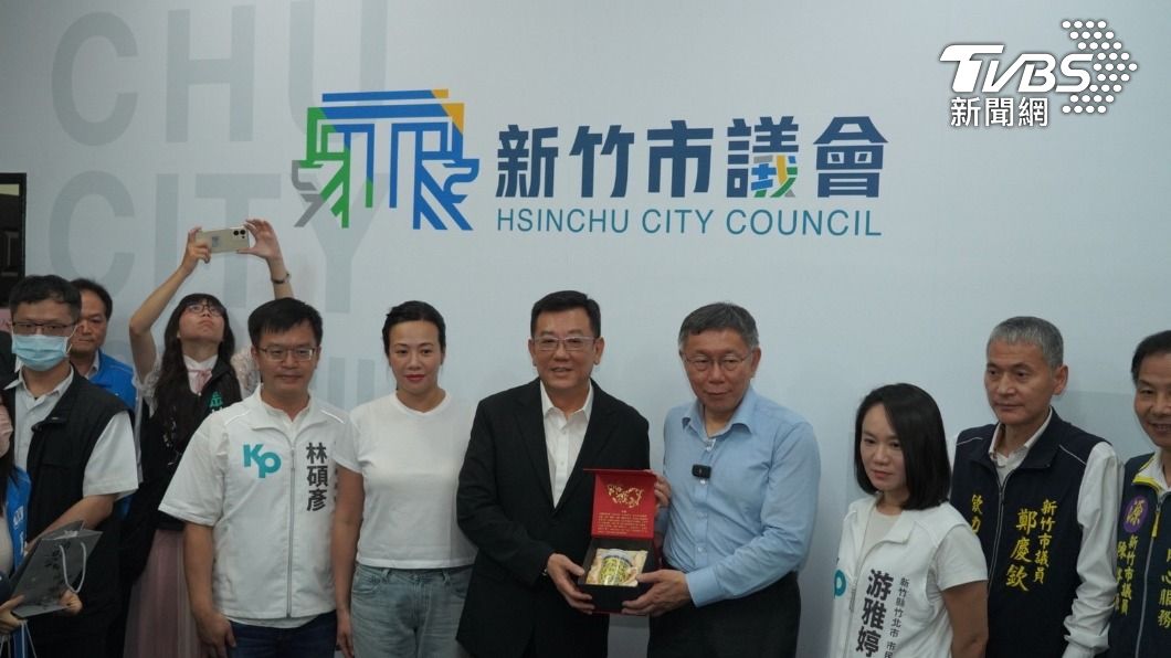 民眾黨2024總統參選人、黨主席柯文哲到新竹市議會拜會議長許修睿。（圖／台灣民眾黨提供）
