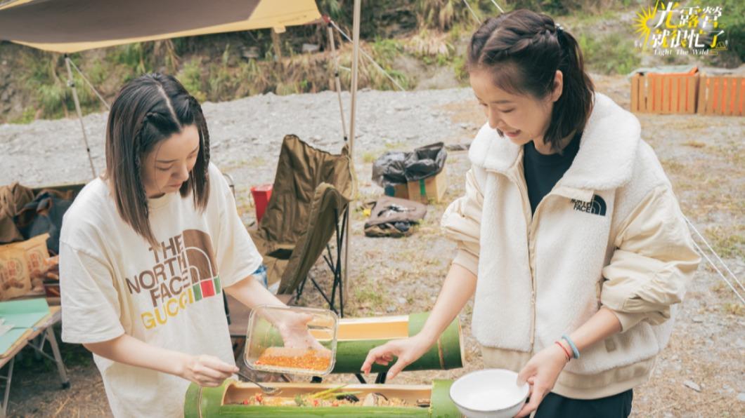 郭雪芙(左)、林心如賣力鋸竹子,用來煮飯。(圖/TVBS)