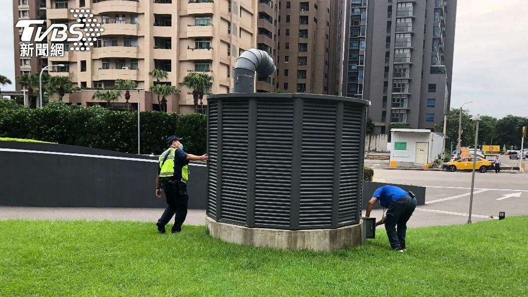 警方仔細搜查每一個角落。（圖／TVBS）