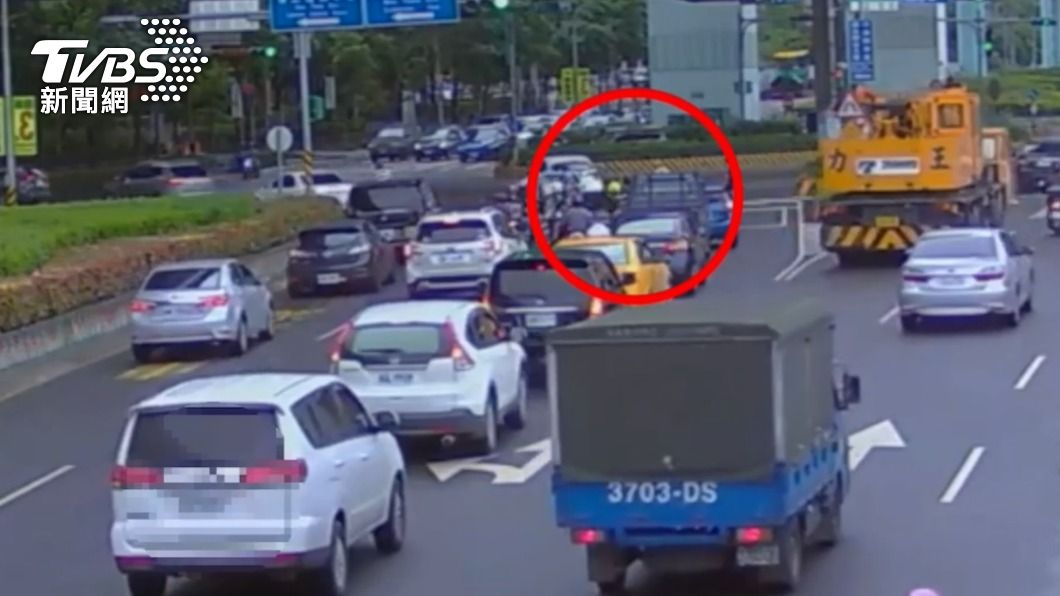運將昏迷在車上，造成後方車流回堵。（圖／TVBS）