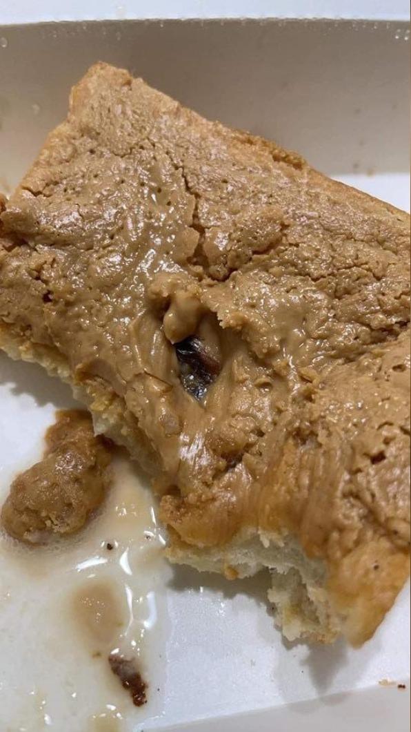 花生厚片吐司出現蟑螂翅膀。（圖／翻攝自爆廢公社二館）