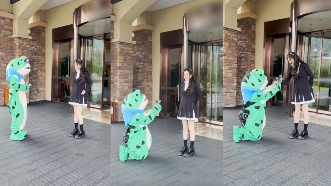 陳喬恩被青蛙求婚。(圖/翻攝自微博)