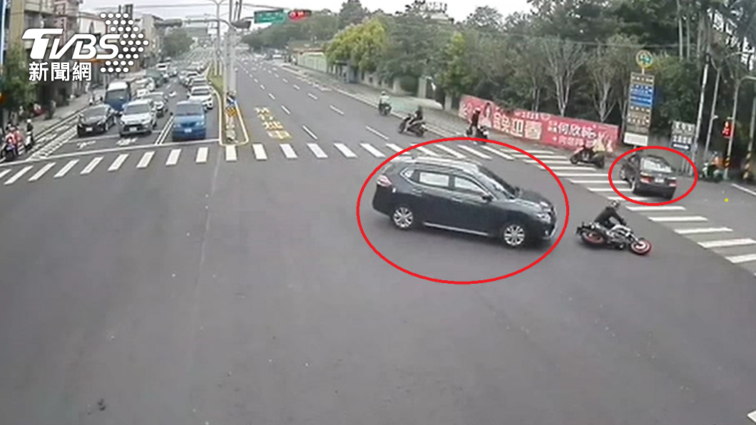 今日我最衰!20秒內車禍2次 騎士忍痛爬起機車又被撞飛