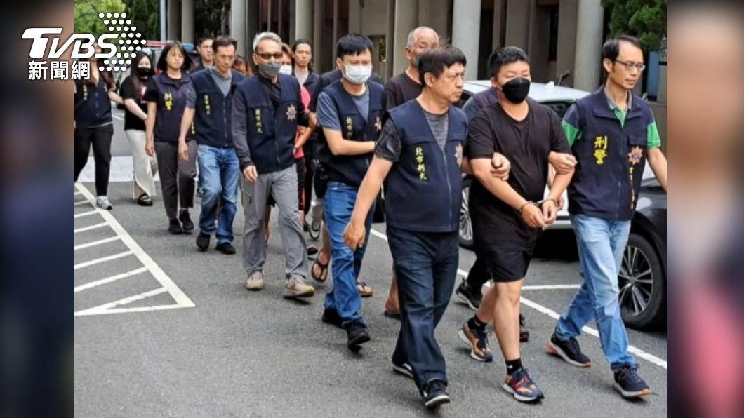 警方逮捕陳嫌在內等9名擄鴿集團成員。(圖/TVBS)