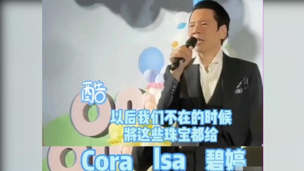 向華強宣布,未來將把珠寶都傳給媳婦郭碧婷和孫子。郭碧婷與向佐在兒子周歲宴上甜蜜合照。(圖/翻攝自微博)
