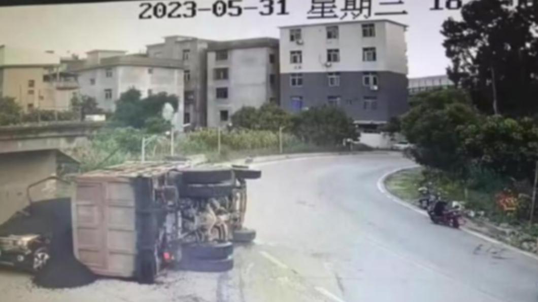 貨車超載翻覆!40噸滾燙瀝青倒出來 母子遭掩埋活活燙死